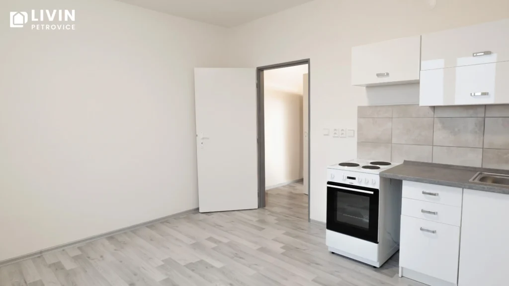 Moderní kuchyňská linka v bytě 1+kk LIVIN Petrovice